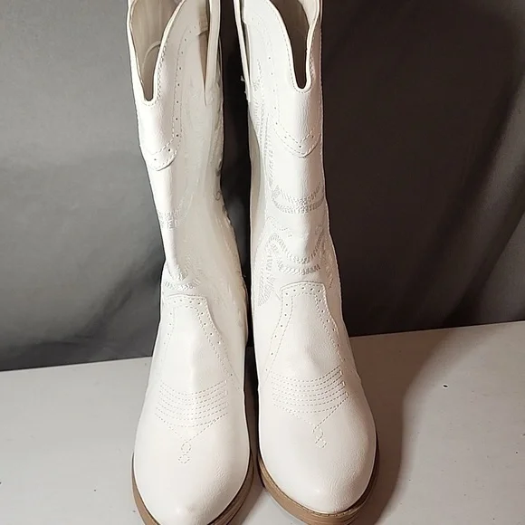 Sugar NWT White Embroidered Heeled Boots - Picture 2 of 7